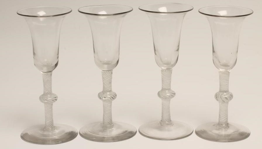 A SET OF FOUR WINE GLASSES Image