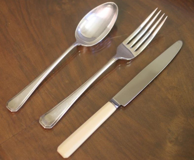 AN ART DECO EPNS TABLE SERVICE for twelve place settings Image