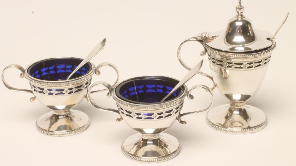 A SILVER THREE PIECE CRUET Image