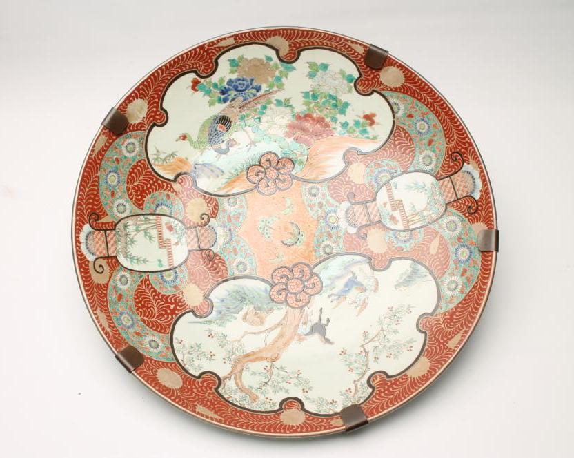 A LARGE JAPANESE IMARI PORCELAIN CHARGER Image