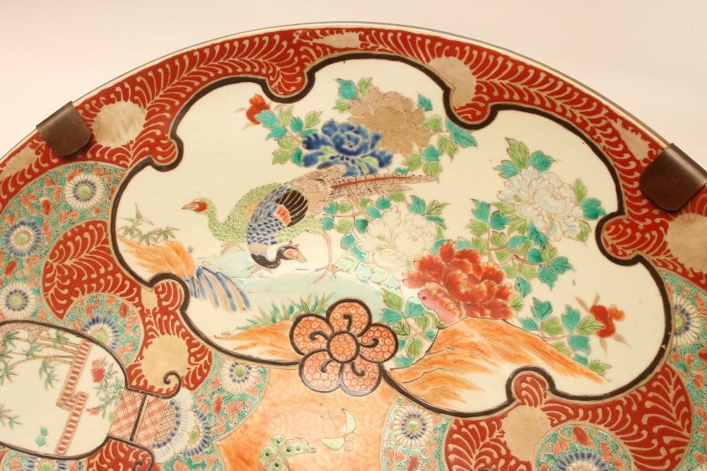 A LARGE JAPANESE IMARI PORCELAIN CHARGER Image