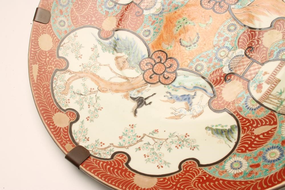 A LARGE JAPANESE IMARI PORCELAIN CHARGER Image