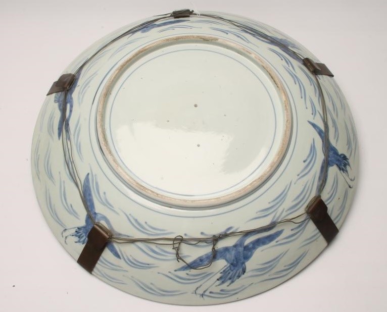 A LARGE JAPANESE IMARI PORCELAIN CHARGER Image