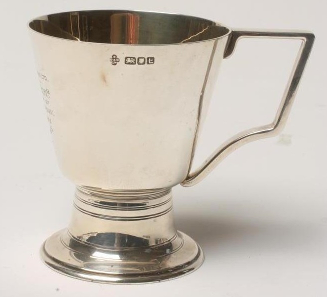 AN ART DECO SILVER MUG Image