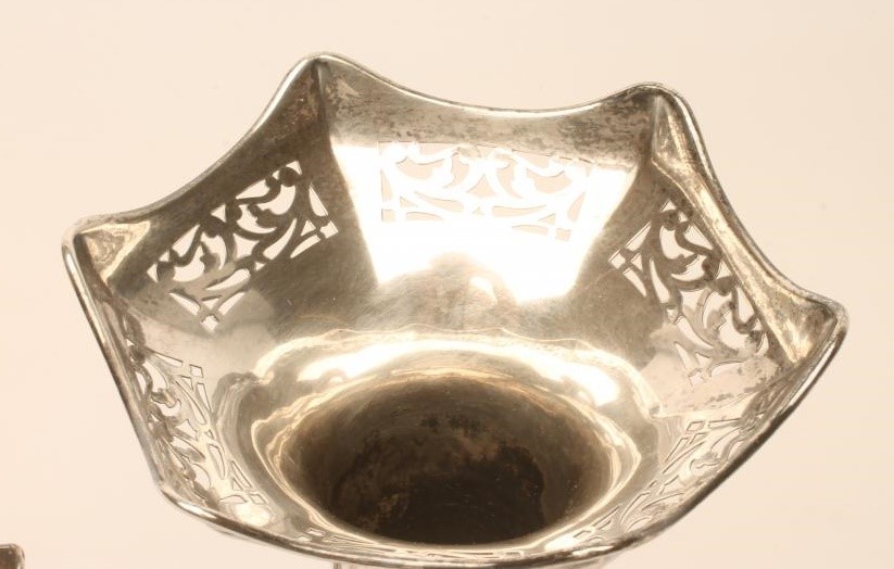 A SILVER TABLE CENTREPIECE Image