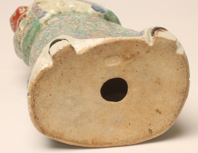 A LARGE CHINESE PORCELAIN FIGURE Image