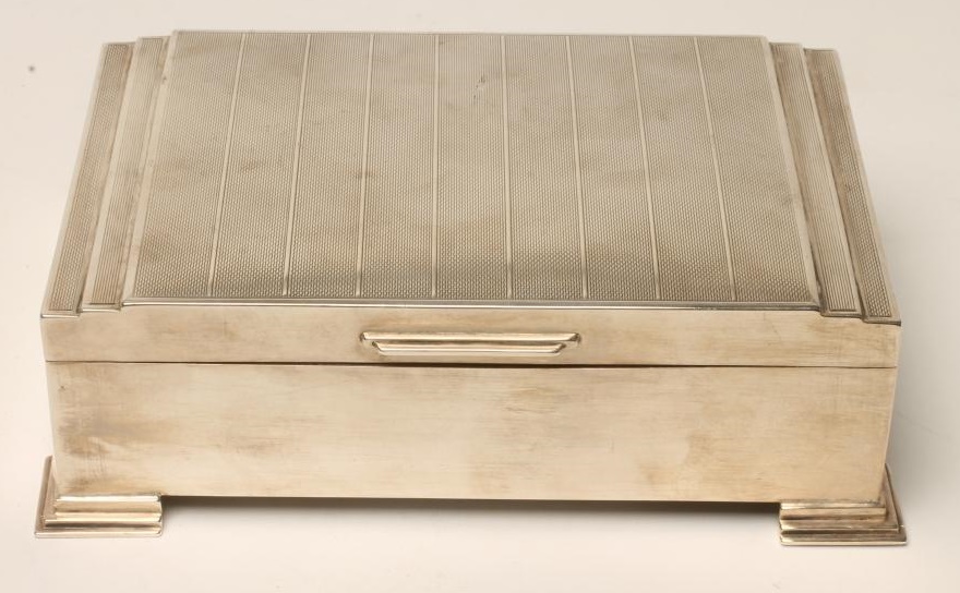 AN ART DECO SILVER CIGARETTE BOX Image