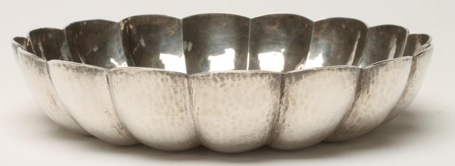 A SILVER STRAWBERRY DISH Image