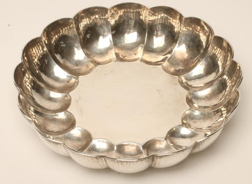 A SILVER STRAWBERRY DISH Image