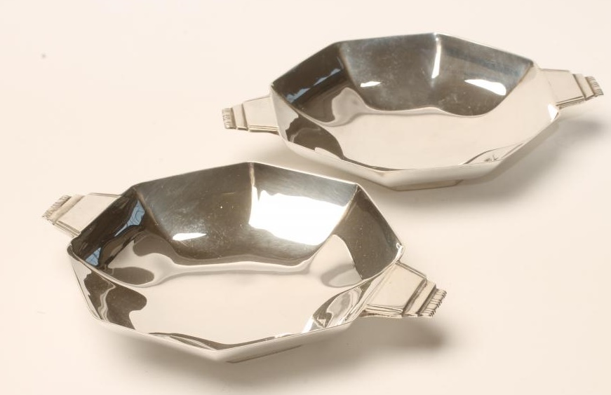 A PAIR OF ART DECO SILVER SMALL DISHES Image