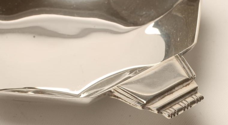 A PAIR OF ART DECO SILVER SMALL DISHES Image