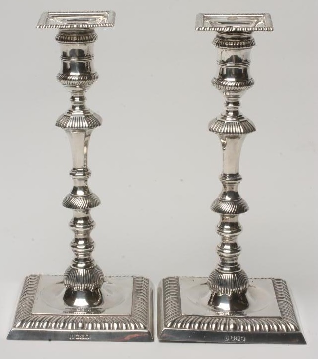 A PAIR OF SILVER CANDLESTICKS Image