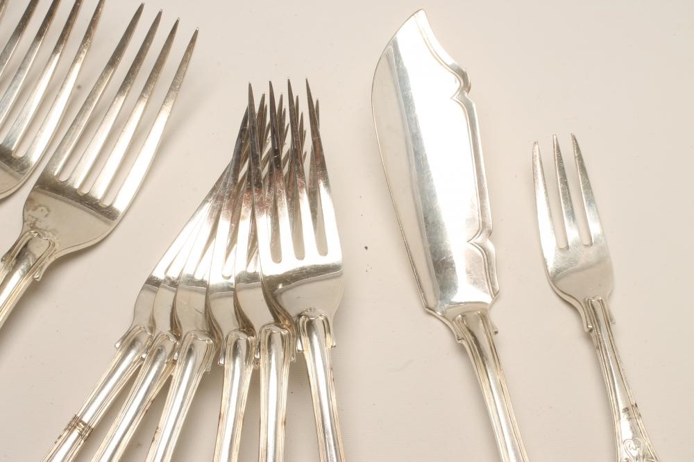 *AN EARLY VICTORIAN SILVER PART TABLE SERVICE Image