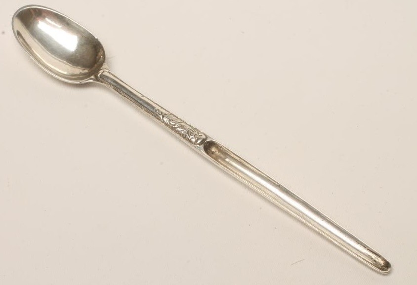 A CONTINENTAL SILVER TRAVELLING MARROW SPOON Image