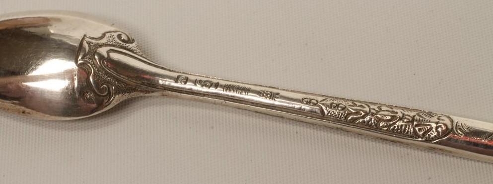 A CONTINENTAL SILVER TRAVELLING MARROW SPOON Image