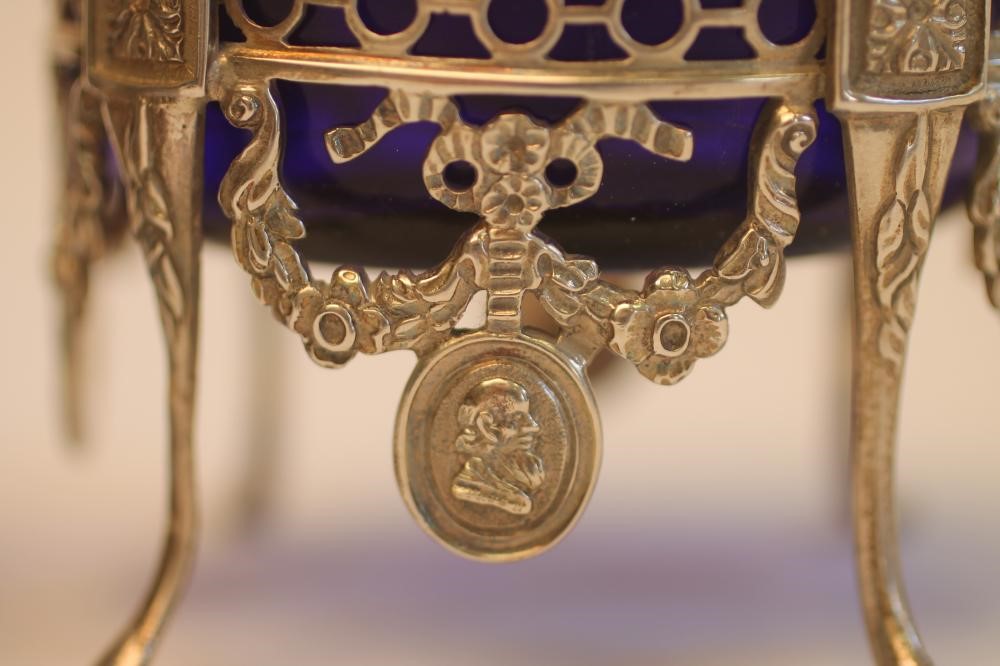 A PAIR OF EARLY VICTORIAN SILVER SALTS Image