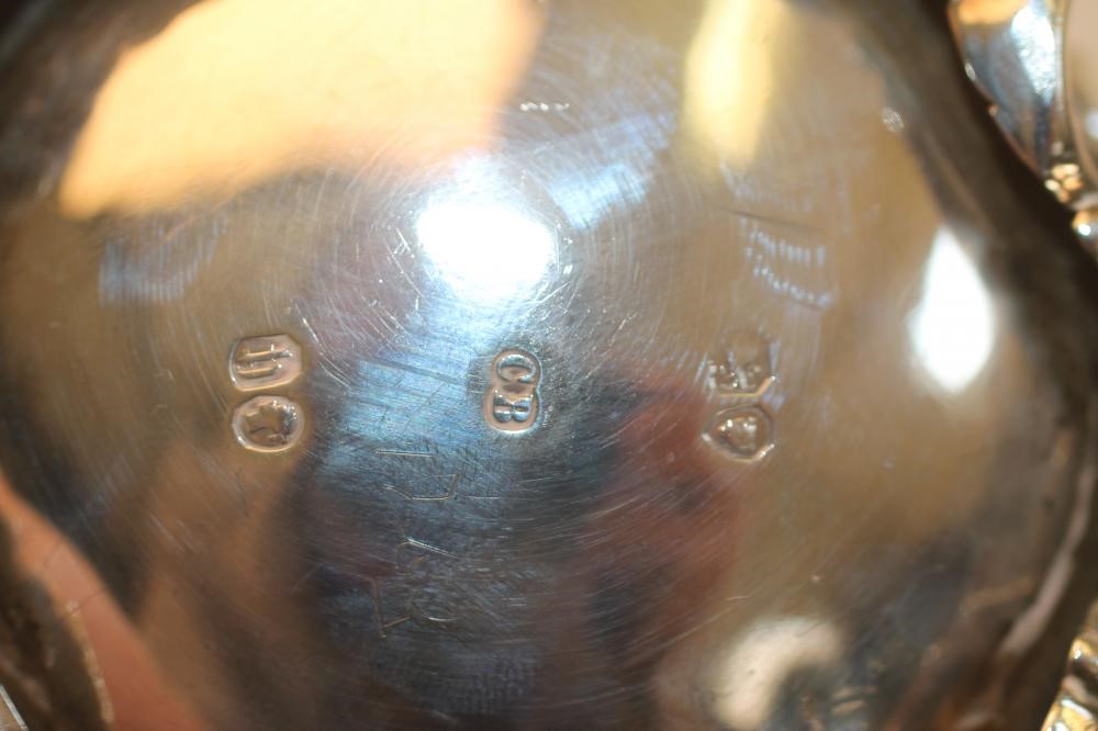 A VICTORIAN SILVER MUG Image