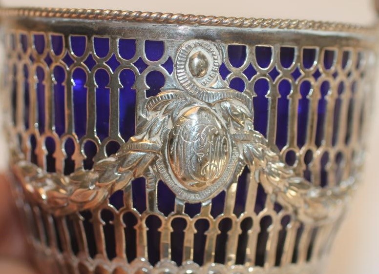A GEORGE III SILVER SUGAR BASKET Image