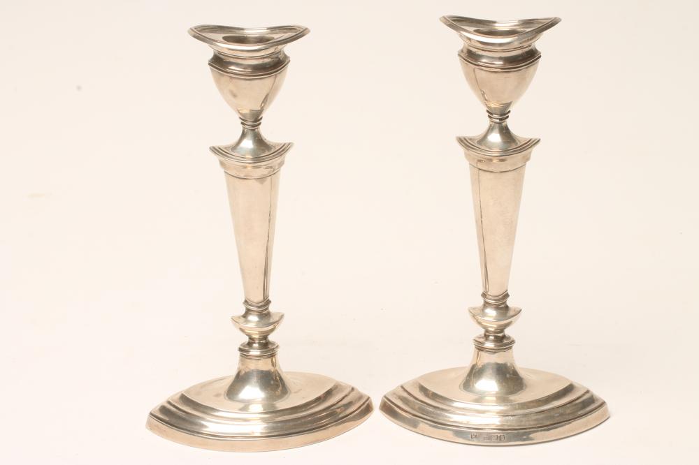 A PAIR OF EDWARDIAN SILVER CANDLESTICKS Image