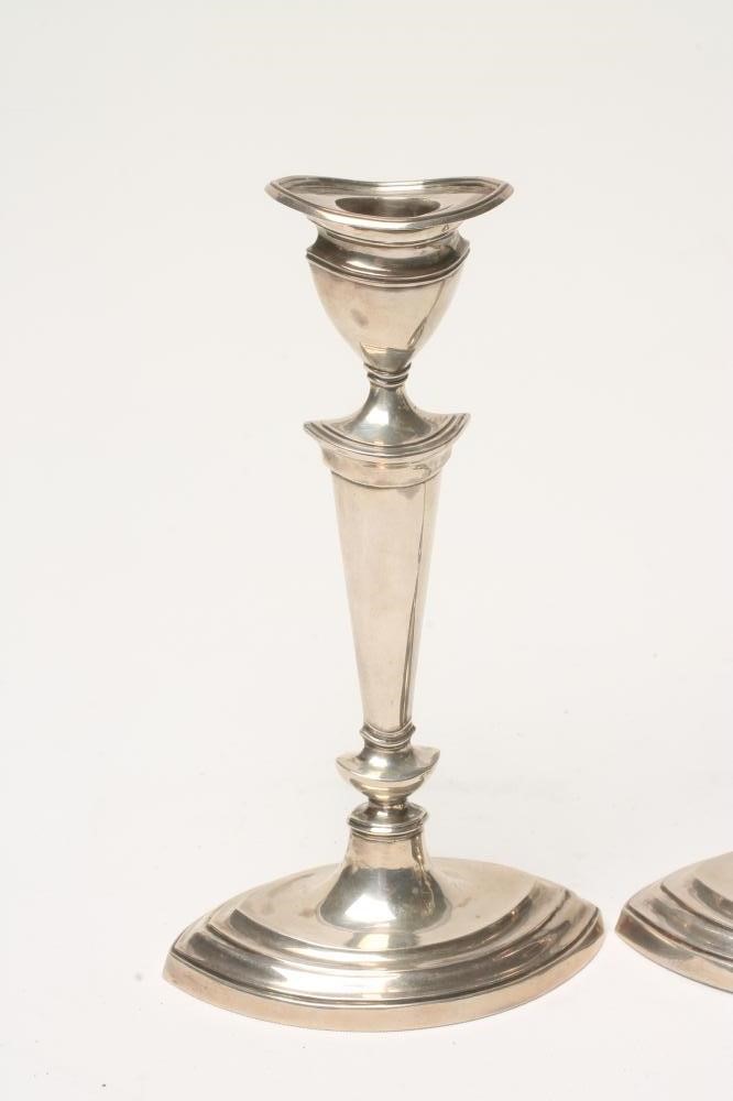 A PAIR OF EDWARDIAN SILVER CANDLESTICKS Image