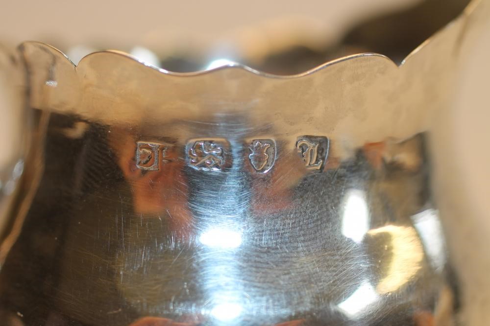 AN EARLY GEORGE III SILVER CREAM JUG Image