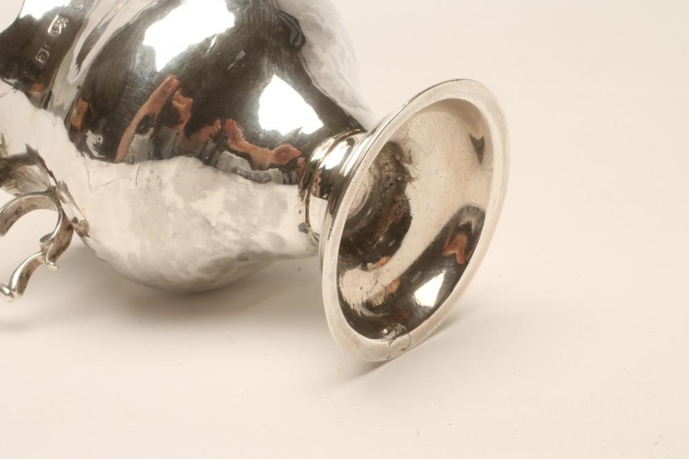 AN EARLY GEORGE III SILVER CREAM JUG Image