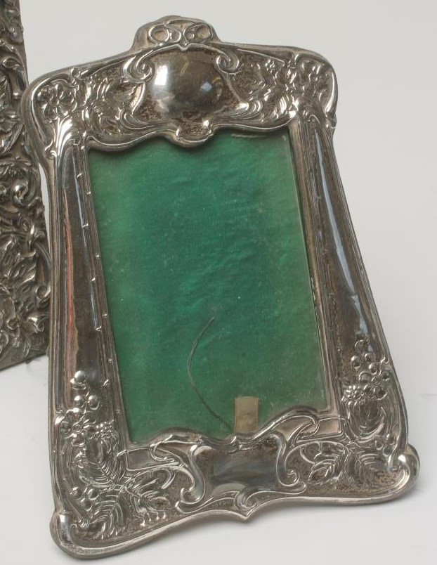 AN ART NOUVEAU SILVER PHOTOGRAPH FRAME Image