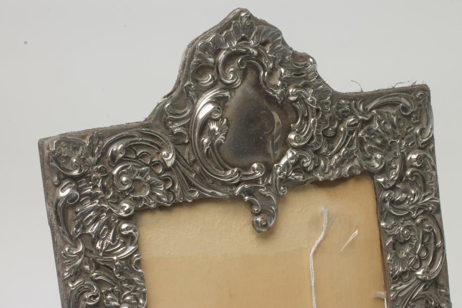 AN ART NOUVEAU SILVER PHOTOGRAPH FRAME Image