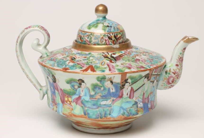 A CANTONESE EXPORT PORCELAIN TEAPOT AND COVER Image