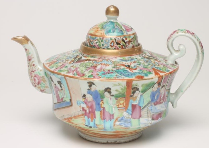 A CANTONESE EXPORT PORCELAIN TEAPOT AND COVER Image