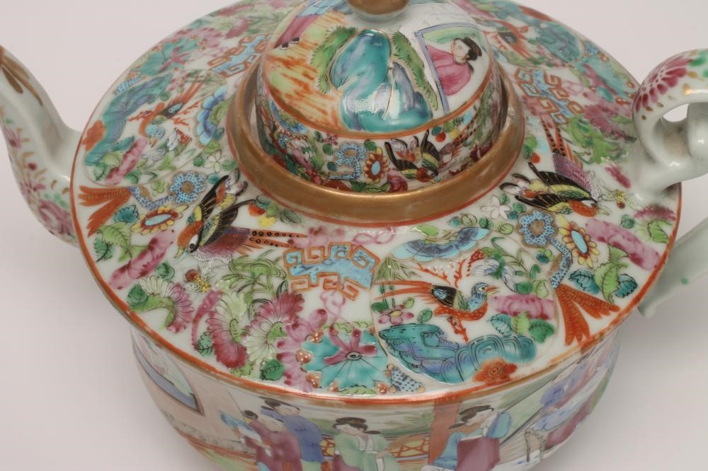 A CANTONESE EXPORT PORCELAIN TEAPOT AND COVER Image
