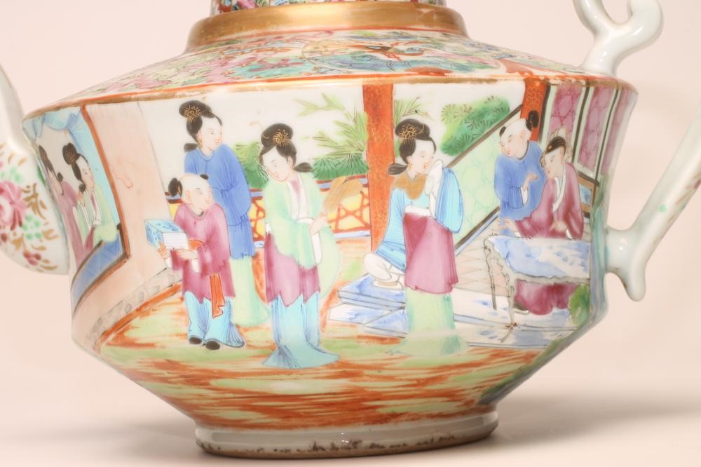 A CANTONESE EXPORT PORCELAIN TEAPOT AND COVER Image