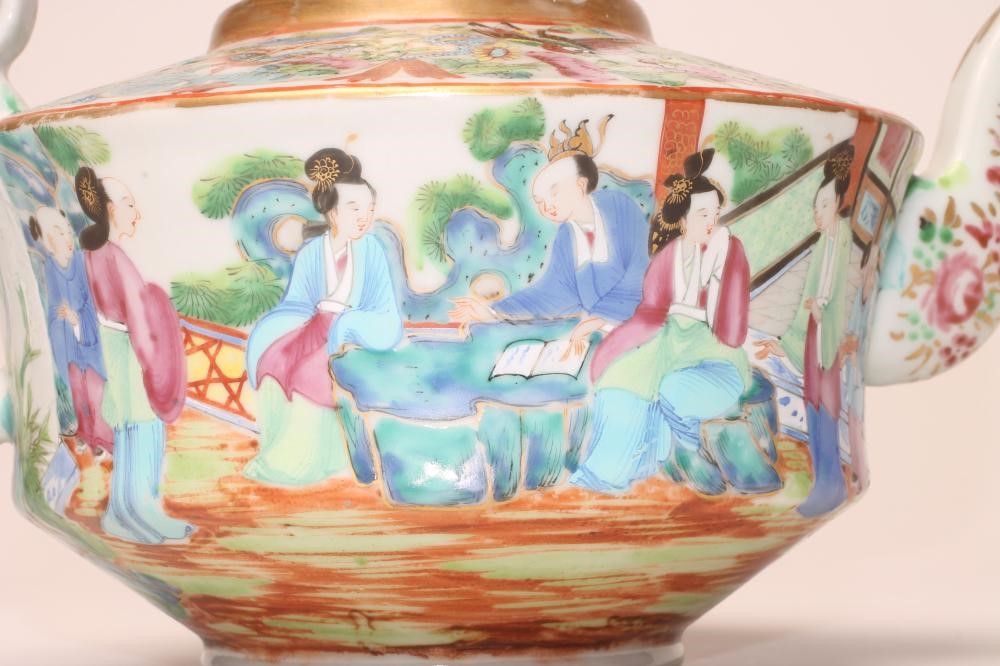 A CANTONESE EXPORT PORCELAIN TEAPOT AND COVER Image