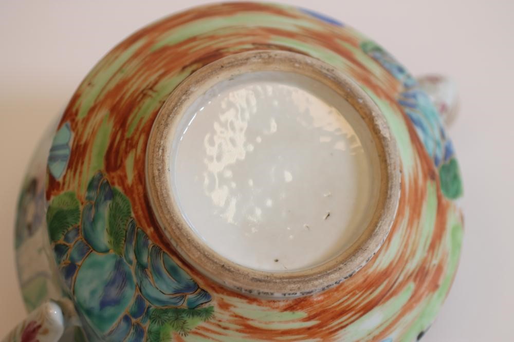 A CANTONESE EXPORT PORCELAIN TEAPOT AND COVER Image