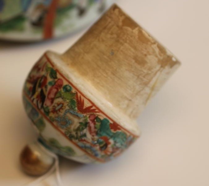 A CANTONESE EXPORT PORCELAIN TEAPOT AND COVER Image