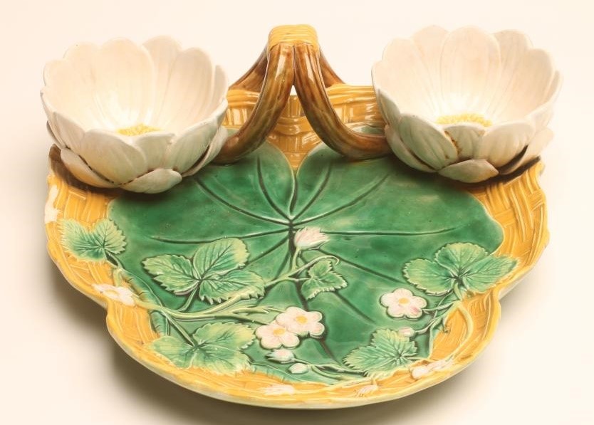 A GEORGE JONES MAJOLICA STRAWBERRY STAND Image