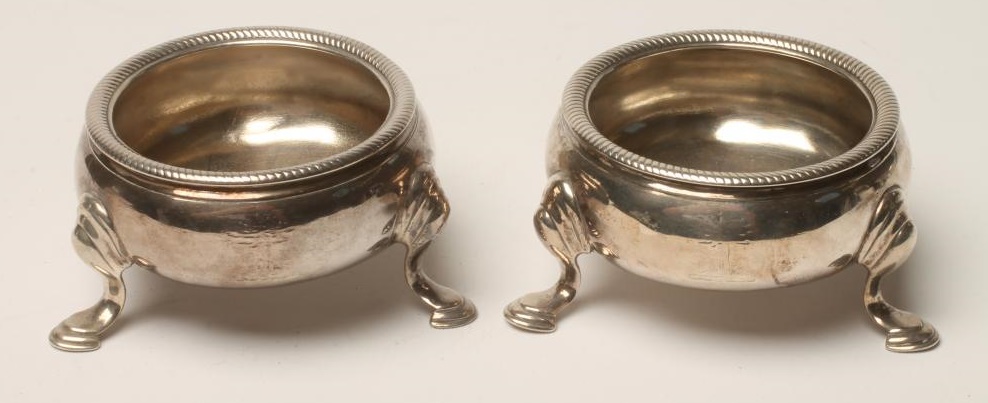 A PAIR OF GEORGE II SILVER CAULDRON SALTS Image