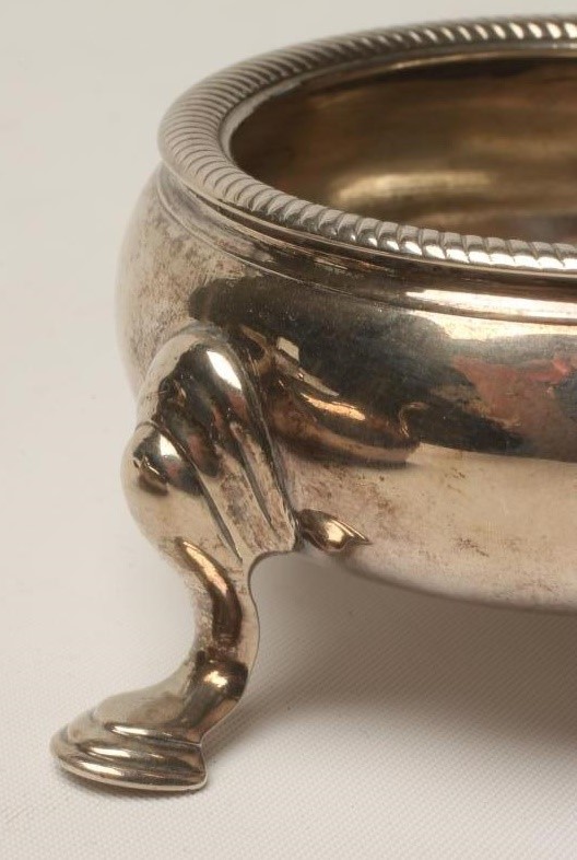 A PAIR OF GEORGE II SILVER CAULDRON SALTS Image