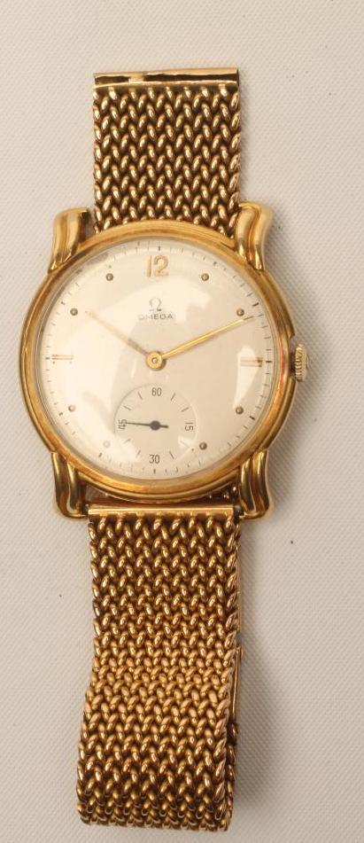 A GENTLEMAN'S 18CT GOLD OMEGA WRISTWATCH Image