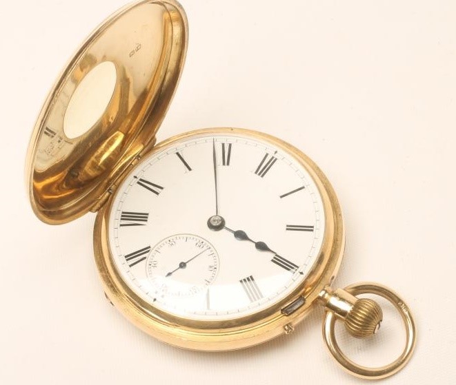 A VICTORIAN 18CT GOLD TOP WIND HALF HUNTER POCKET WATCH Image