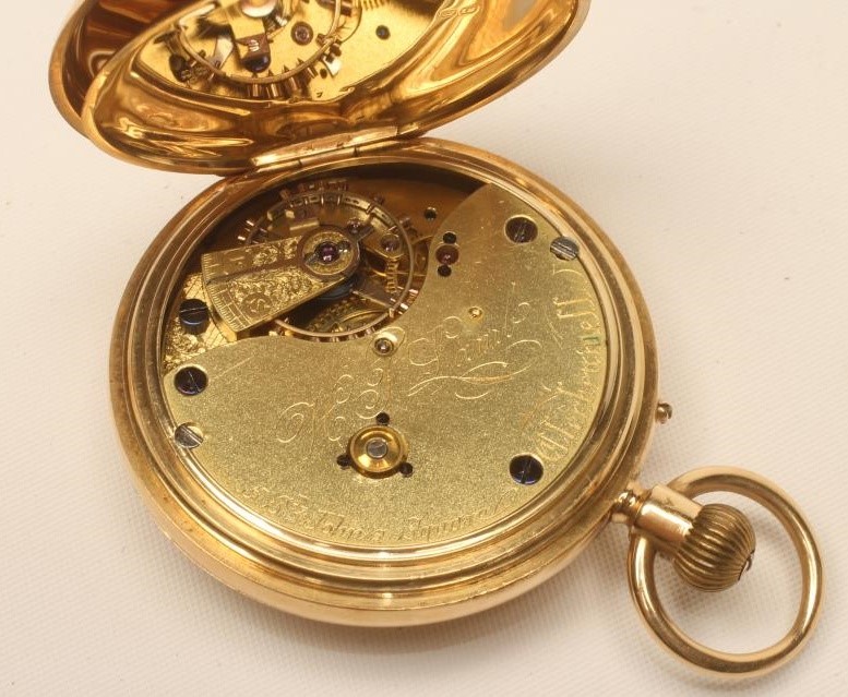 A VICTORIAN 18CT GOLD TOP WIND HALF HUNTER POCKET WATCH Image