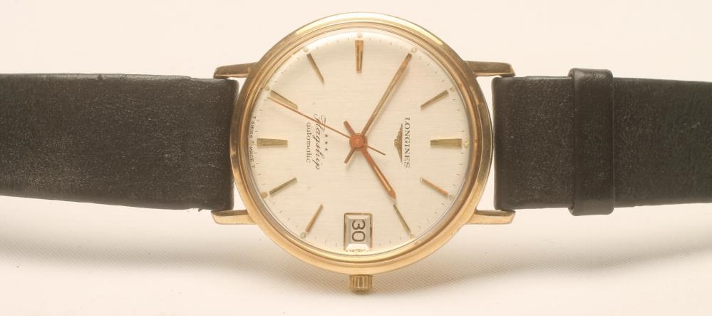 A GENTLEMAN'S 9CT GOLD LONGINES FLAGSHIP WRISTWATCH Image