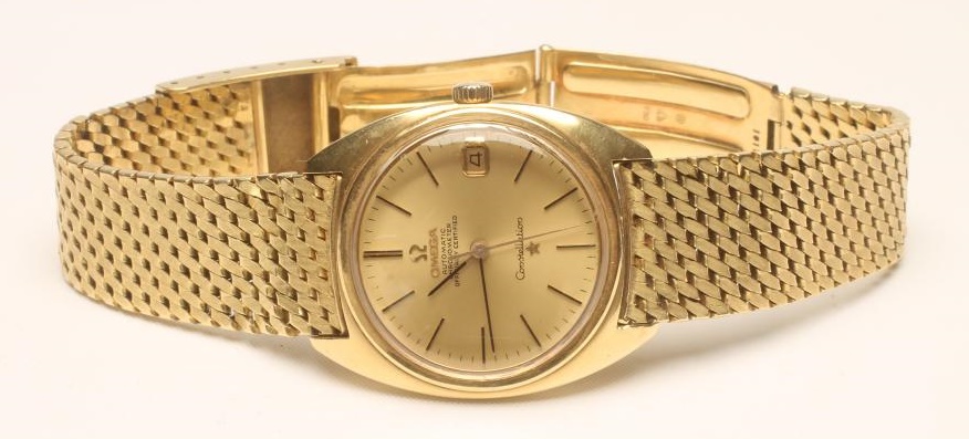 A GENTLEMAN'S 18CT GOLD OMEGA CONSTELLATION AUTOMATIC CHRONOMETER Image