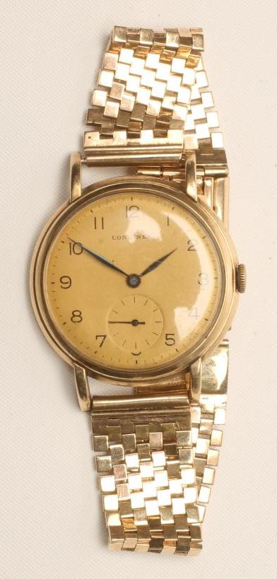 A GENTLEMAN'S 9CT GOLD LONGINES WRISTWATCH Image