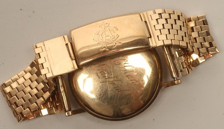 A GENTLEMAN'S 9CT GOLD LONGINES WRISTWATCH Image