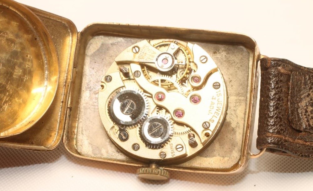 A 9CT GOLD WRISTWATCH Image