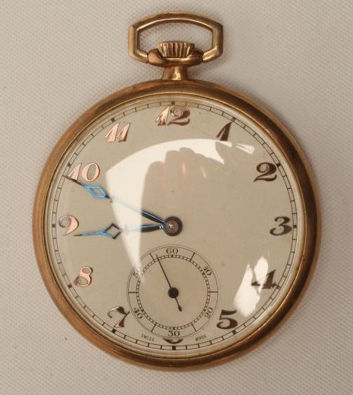 A 9CT GOLD TOP WIND DRESS WATCH Image