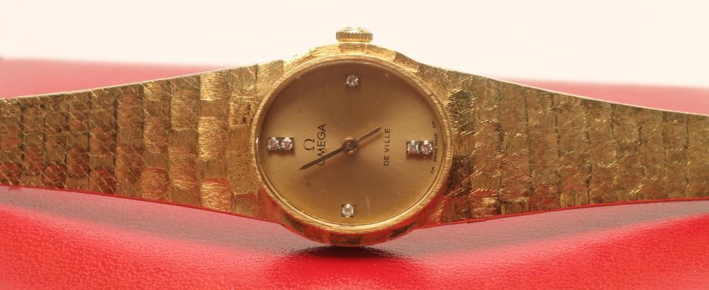A LADY'S 18CT GOLD OMEGA DE VILLE WRISTWATCH Image