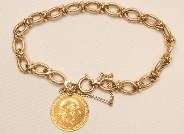 AN 18CT GOLD BRACELET Image