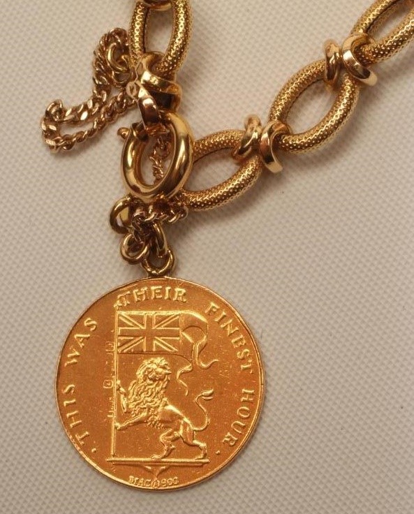 AN 18CT GOLD BRACELET Image